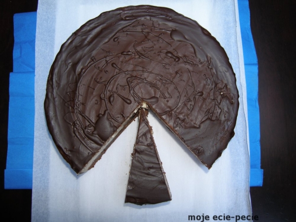 Sernik z kawałkami czekolady na spodzie brownies