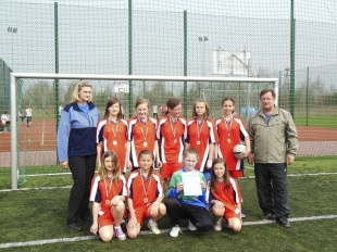 Dziewczęta ze Szkoły Podstawowej w Prażmowie mistrzyniami powiatu piaseczyńskiego w piłce nożnej