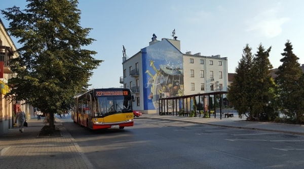 Autobus linii 727 wraca na ul. Rybną
